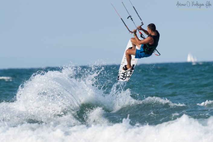 Kitesurf en la playa del Perellonet, Valencia