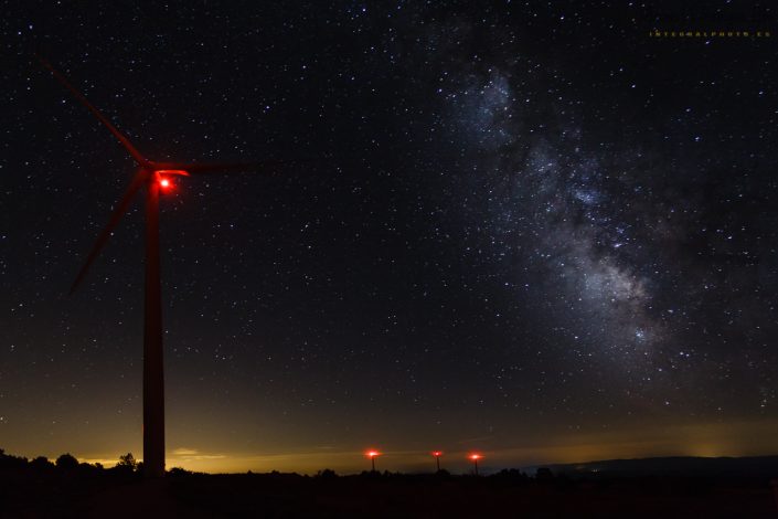 Vía Láctea y aerogeneradores en Aras de Olmos