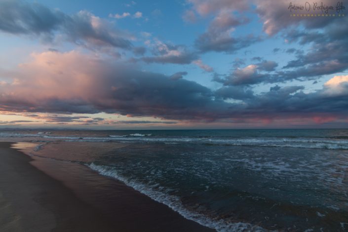 Atardecer en la playa del Perellonet. Valencia