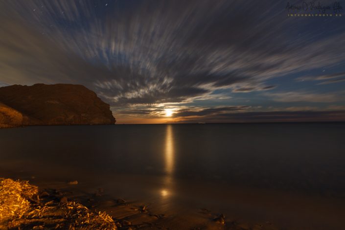 Luna llena en la playa de la Negras.