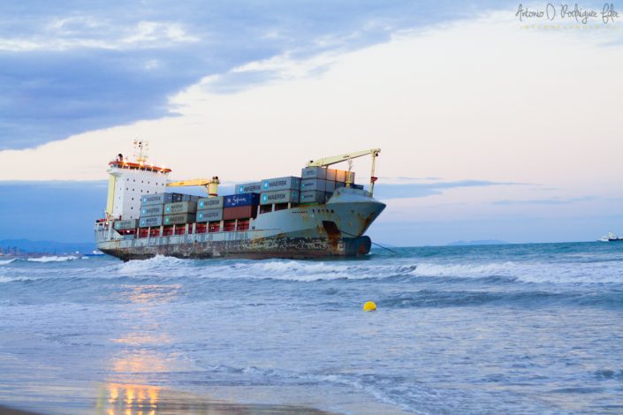 Barco encallado en la Playa del Saler