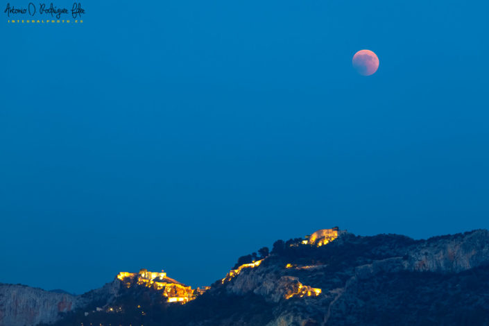 Superluna sobre el Castillo de Xátiva iluminado