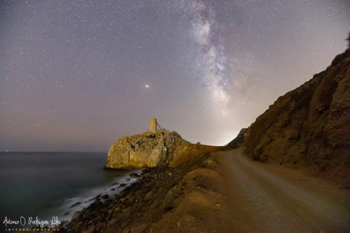 La torre del pirulico con la Vía Láctea en Moajcar